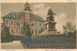 "Saalouis. Höhere Töchterschule mit Kriegerdenkmal", kolorierte Postkarte um 1905. Postkarte im Stadtarchiv Saarlouis