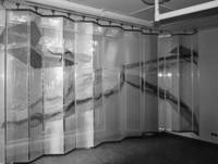 Dorothea Zech, Paravents, 1995, Organza und Seide auf ­Acrylfaser genäht, zwischen Plexiglas gelegt und an der Decke montiert, Universitätsklinikum Homburg, Gebäude 9. Foto: Christian Zech
