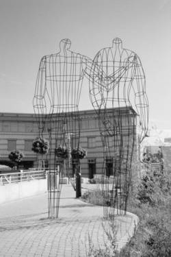 François Davin, "Nach der Schicht - Les deux camarades", 2000, Stahldraht, je 4,70 x 3,10 x 2,00 m, Caritas Krankenhaus, Einfahrt Bypass, Dillingen. Foto: Institut für aktuelle Kunst