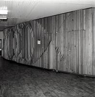 Wolfram Huschens, Holzrelief, 1966, Leinholz, Sibirische Kiefer, 2,90 x 31,00 m und 2,90 x 12,00 m, Biologie-Hörsaalgebäude der Universität des Saarlandes, Erdgeschoss