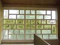 Victor Fontaine (?), Fenstergestaltung, 1961, Bleiverglasung; Motive aus der klassischen Antike. Foto: Institut für aktuelle Kunst im Saarland, Christine Kellermann